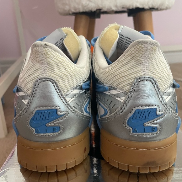Nike x Off-White UNC Dunks - Picture 2 of 5